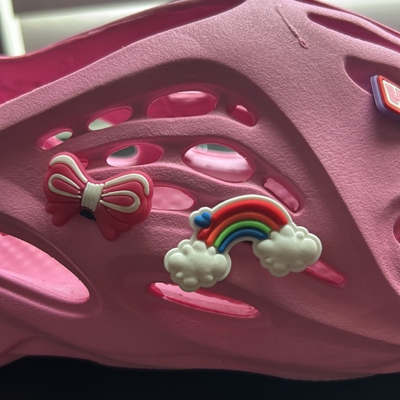 PINK KIDS RUNNERS WITH CHARMS SIZE 4 - Picture 5 of 9